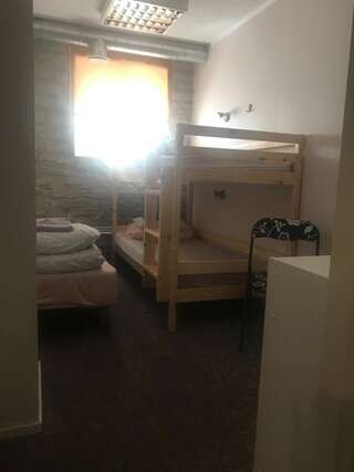 Хостелы Self Service Hostel Tallinn Таллин Двухместный номер с двуспальной кроватью и дополнительной кроватью-4